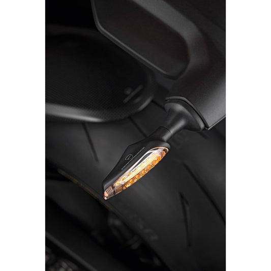 Pair of rear dynamic LED turn indicators