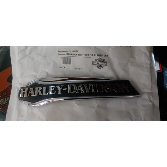 HARLEY-DAVIDSON LEFT TANK MEDALLION TOURING 2014-2019 TRIKE 2014-2021 BLACL/BRIGHT CHROME 14100074